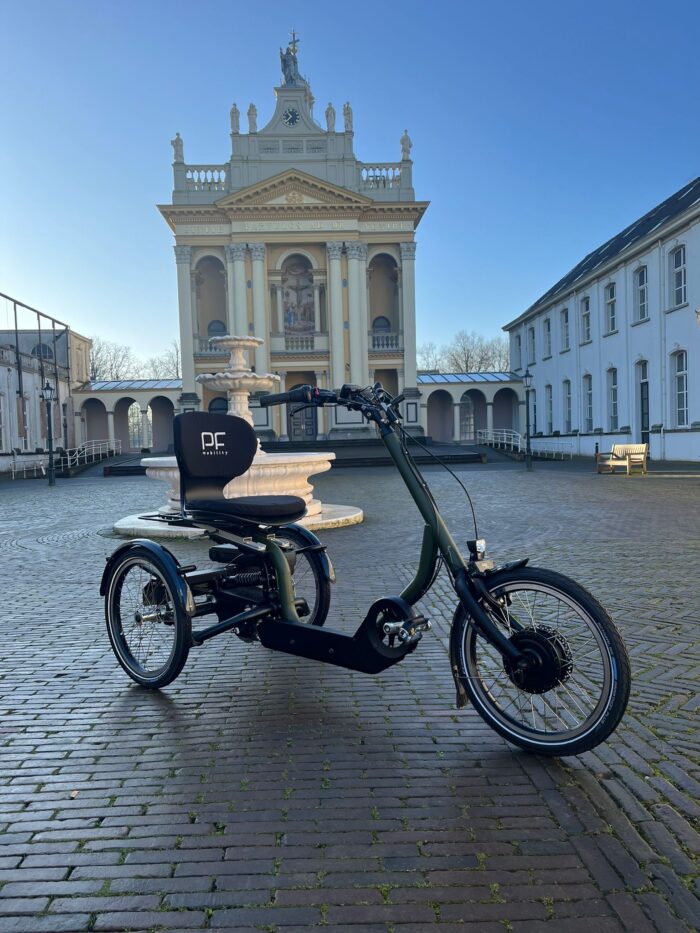 PF Omega Mobility driewieler fiets met zitstoel zij aanzicht dimenties voorkant