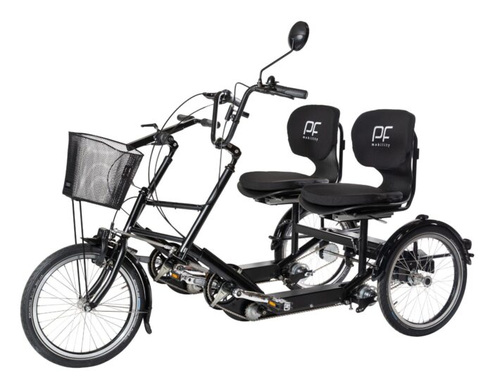 Duo Fiets Pf Mobility Ervaar ultiem fietsplezier met de PF Mobility Duo Fiets, speciaal ontworpen voor comfort, stabiliteit en onafhankelijkheid. Deze innovatieve tweepersoonsfiets biedt zowel de bestuurder als de passagier de mogelijkheid om individueel te trappen en hun eigen versnelling (7 standen) te kiezen. Dankzij de slimme constructie met twee onafhankelijke aandrijvingen is de Duo ideaal voor mensen met loopproblemen of een lichamelijke beperking, zodat iedereen kan genieten van een veilige en comfortabele fietservaring. Waarom kiezen voor de PF Mobility Duo Fiets? ✔ Veilig en toegankelijk – Gemakkelijk op- en afstappen en stabiel rijden ✔ Individuele aandrijving – Bestuurder en passagier bepalen elk hun eigen tempo ✔ Comfortabele zitplaatsen – Verstelbare stoelen en sturen voor een perfecte zithouding ✔ Robuust en duurzaam – Stevige constructie met een levensduur van meer dan 10 jaar ✔ Optimale grip en controle – Aandrijving op beide achterwielen met een differentieel Extra opties en elektrische ondersteuning De PF Mobility Duo is ook verkrijgbaar met een elektrische motor – een upgrade die wij van harte aanraden voor extra rijgemak. Bovendien kunnen alle modellen volledig naar uw wensen worden aangepast. Specificaties (standaard uitvoering): 2 x 7 versnellingen freewheel Handbediende schijfrem op het achterwiel + parkeerrem Differentieel voor soepele aandrijving Verstelbare zitting en stuur voor optimaal comfort Inclusief praktische accessoires: mandje, slot met 2 sleutels, achteruitkijkspiegel Schwalbe Marathon Plus banden voor maximale lekbescherming Voorzien van verlichting voor extra veiligheid Bent u op zoek naar een stabiele, comfortabele en duurzame tweepersoonsfiets? Kom langs bij Fietshemel Edam en ervaar zelf de kwaliteit van de PF Mobility Duo Fiets!